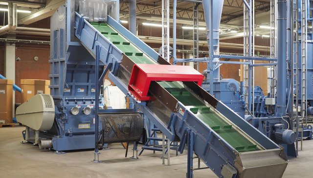 Plastic-compactor-conveyor-belt-Polykemi.jpg